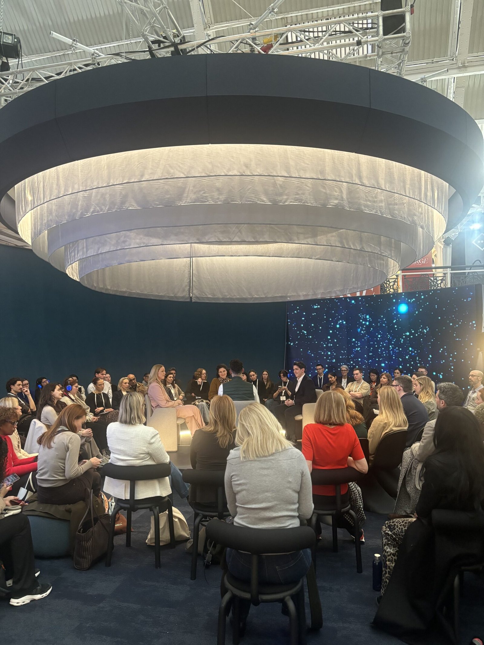Salle de conférence lors d'une rencontre de femmes leaders