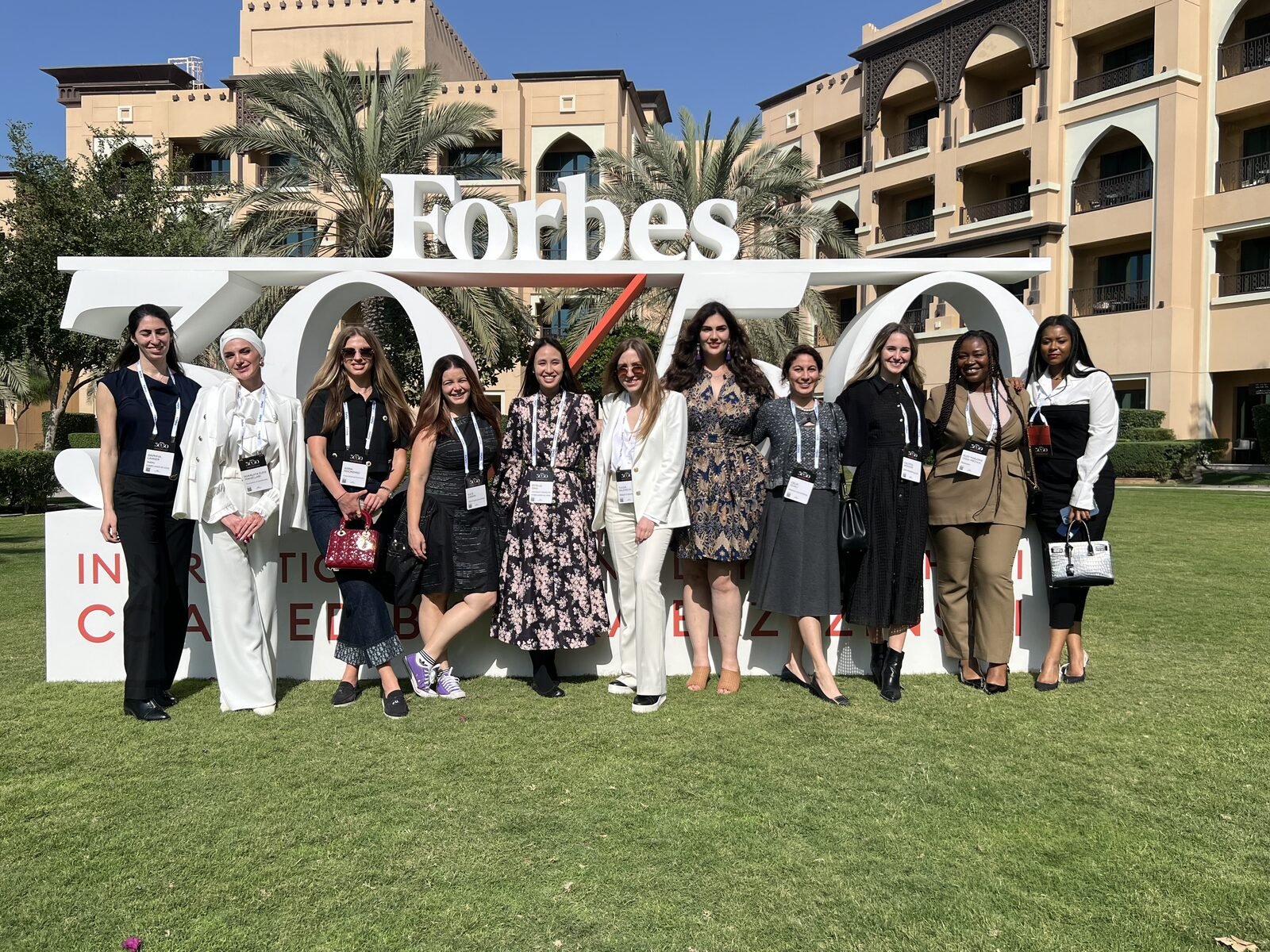 Groupe de femmes réunies lors d'un sommet international